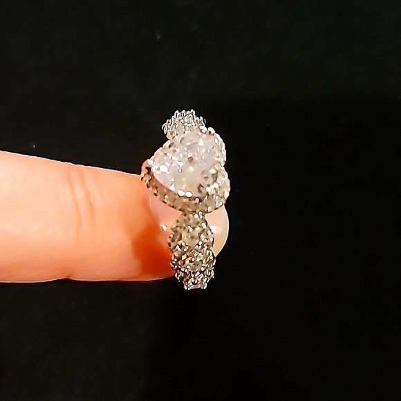 💍 Engagement Style Heart Solitaire Ring - Picture 4 of 6